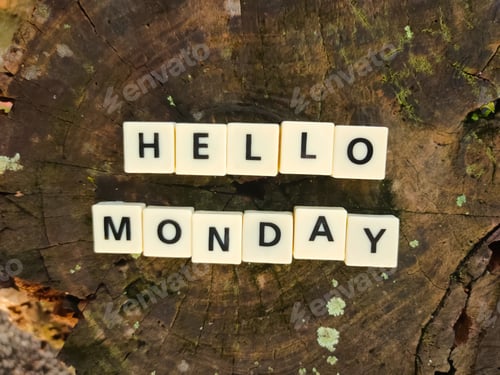Visualização: Letras de Scrabble com texto HELLO MONDAY, fundo de madeira