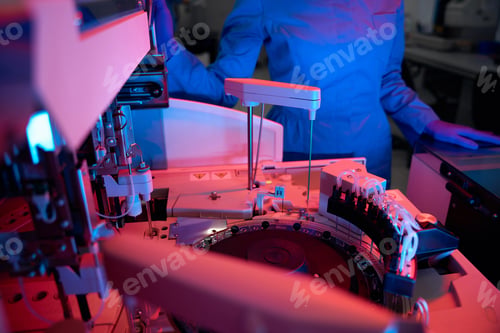 Preview: Laboratory employee uses machine for automatic isolation of nucleic acids