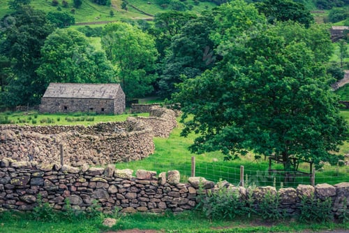 Preview: Stone house, green field and old wall in England