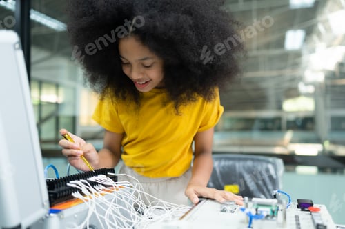 Preview: Youngsters utilizing the hand robot technology are having fun learning