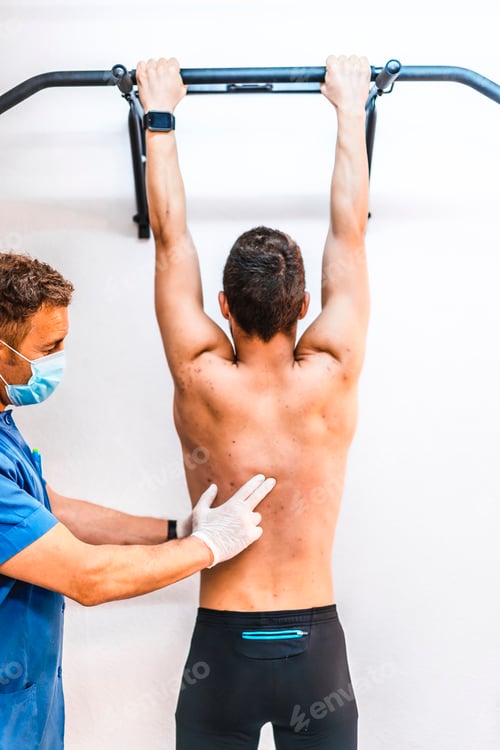 Preview: Physiotherapist with the hand on the neck of a patient in a dominated