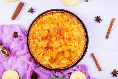 Preview: Delicious homemade apple pie on pink background