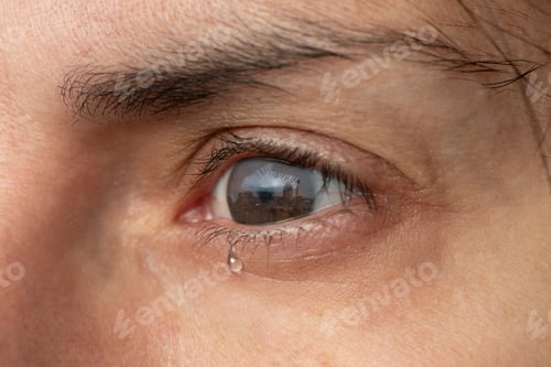 Preview: a woman cries during confinment by coronavirus