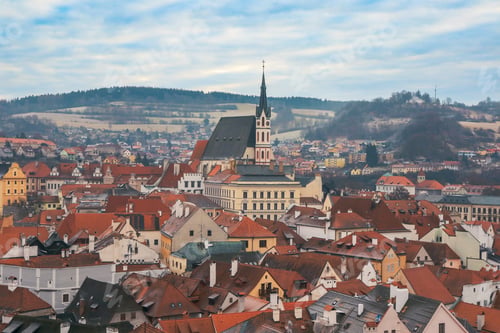 Preview: Exploring the charming rooftops and iconic skyline of Cesky Krumlov on a cloudy day in early spring