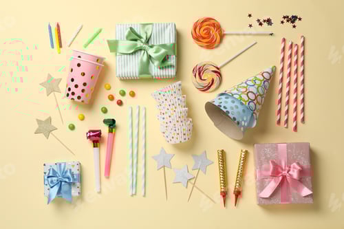 Visualização: Composição com diferentes acessórios de aniversário em fundo bege, vista superior