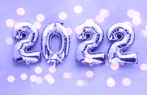 Visualização: Números de balões de alumínio brilhante de ano novo de 2022 em fundo roxo