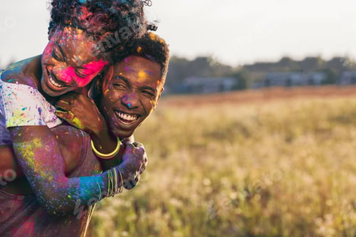 Visualização: retrato de feliz casal afro-americano pegando carona no festival de holi