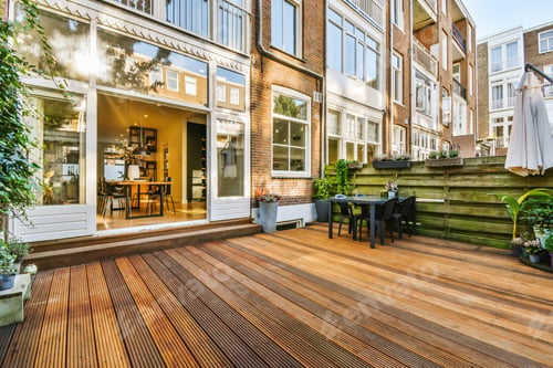 Preview: Unique courtyard with wood flooring