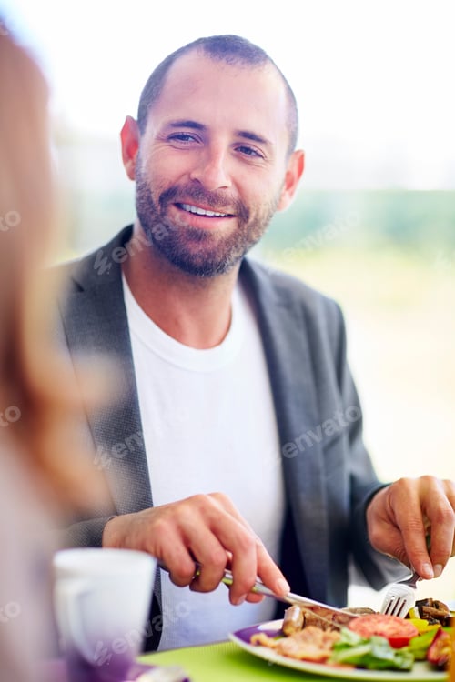 Preview: Smiling businessman having lunch