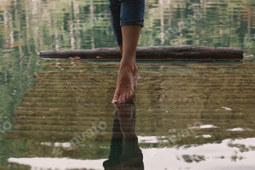 Aperçu: walk barefoot on a wooden bridge flooded with water