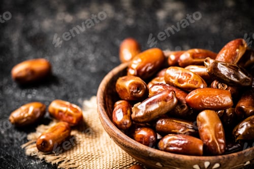 Preview: Full wooden plate with dates on the table.