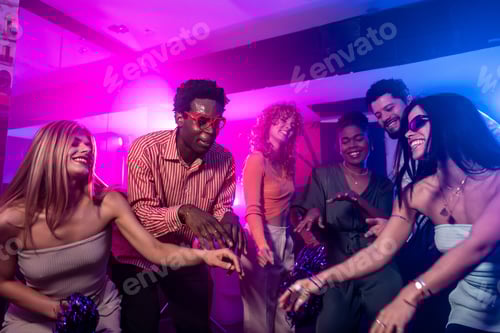 Visualização: Amigos alegres dançando juntos em uma festa de boate curtindo a vida noturna de fim de semana