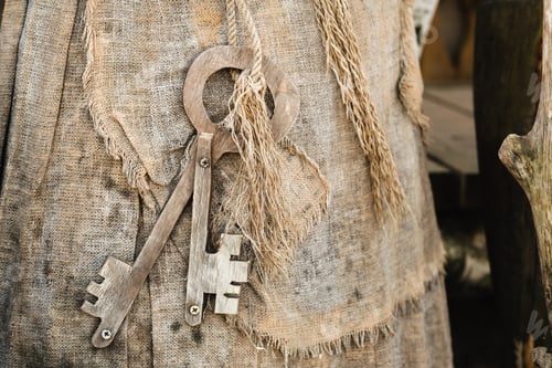 Preview: A bunch of old wooden keys hanging on a rope, close-up