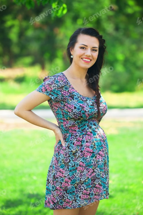 Visualização: Jovem linda mulher grávida no parque