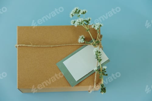 Preview: Top view of recycle paper gift box with white tag and oregano flower