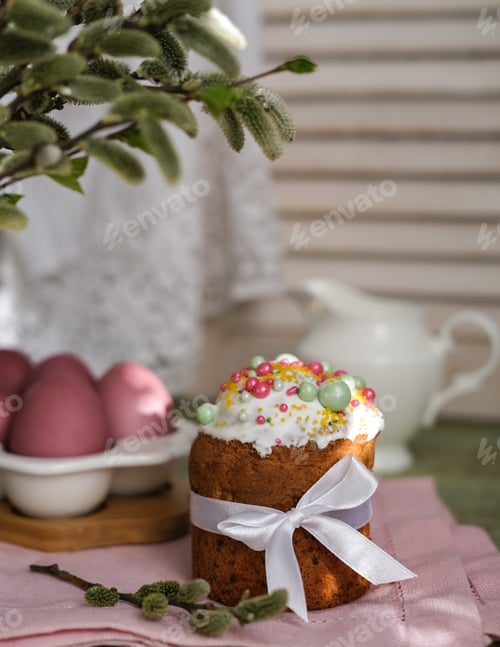 Preview: Easter cake and painted Easter eggs