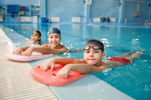 Preview: Children swimming group poses at the poolside