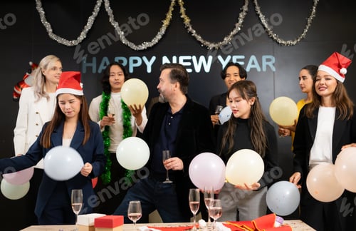 Visualização: Grupo de amigos comemorando o Ano Novo e se divertindo em festas corporativas.