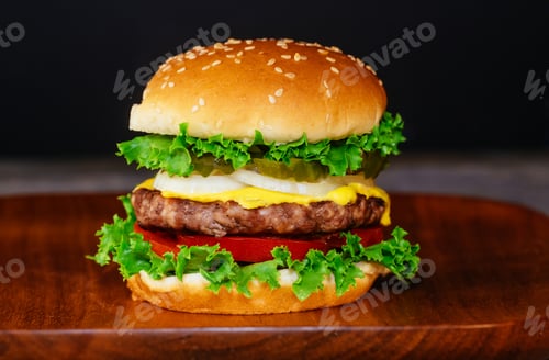 Preview: Close up delicious fresh burger o wooden board