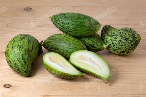 Preview: Fresh whole and halved Kelek fruit