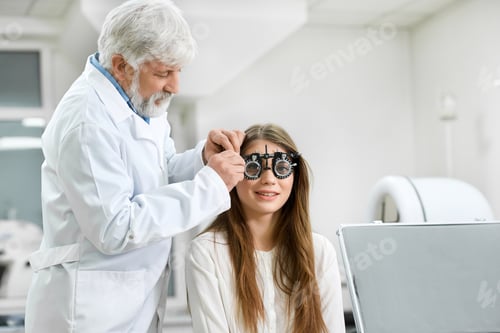 Preview: Skilled oculist trying visual inspection device