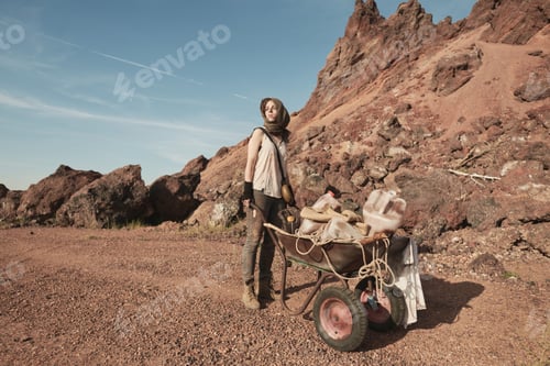 Preview: Manual worker working in desert