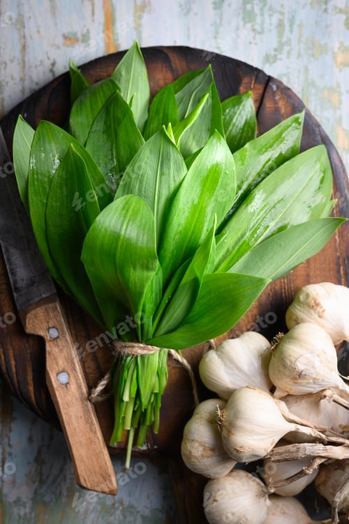 Preview: Fresh wild garlic leaves arranged on cutting board
