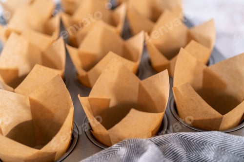 Preview: Brown Paper Cupcake Liners in Muffin Tin