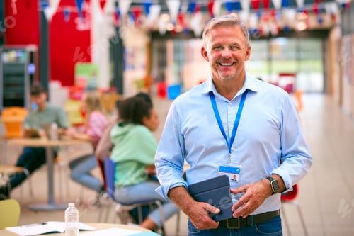 Visualização: Professor universitário masculino sorridente, tutor ou professor dentro do prédio da faculdade com tablet digital