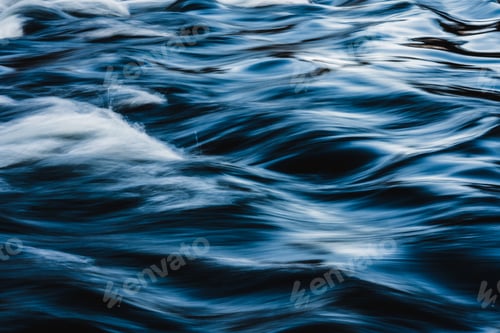 Vista previa: Flowing clear water in motion