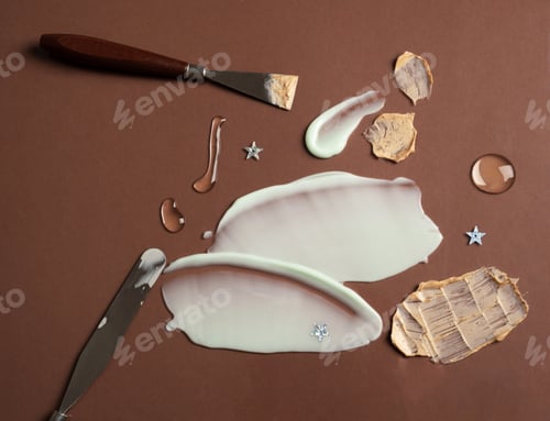 Visualização: Amostras multicoloridas de produtos cosméticos e espátula