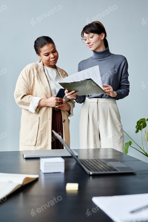 Preview: Female Business Team Minimal