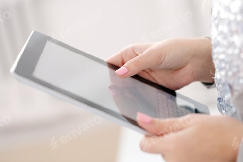 Preview: Girl with tablet