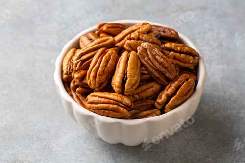 Preview: Tasty pecan nuts in bowl