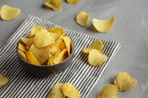 Preview: Organic Crinkle Sour Cream and Onion Potato Chips in a Bowl, side view.