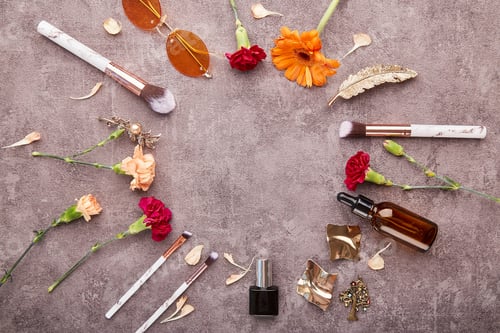 Preview: Aesthetic feminine floral set complete make up brushes, dropper bottles, sunglasses, accessory