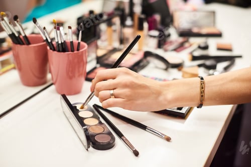 Preview: make-up artist doing make-up for woman in beauty salon, beauty concept and style.