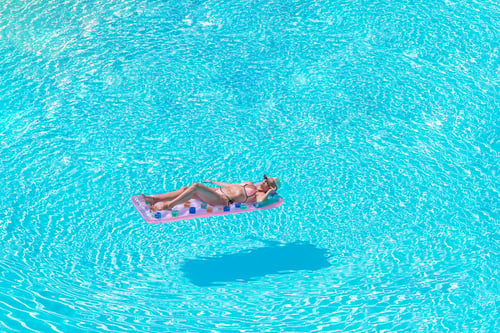 Preview: Beautiful young woman relaxing in swimming pool