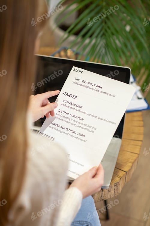 Preview: Long-haired woman working with the menu card