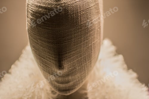Preview: Closeup shot of the face of a mannequin made of white textile