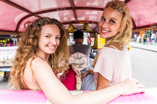 Vista previa: Couple of beautiful girls visiting bangkok maining attractions