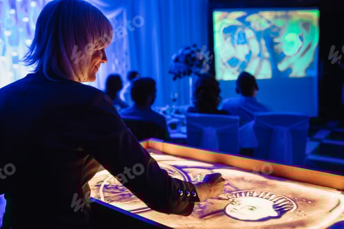 Preview: the artist paints pictures with sand