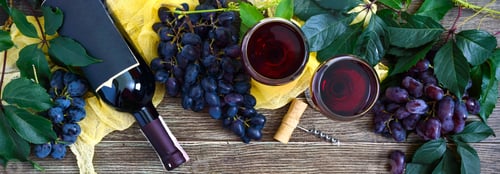 Preview: Wine background with copy space. Top view, flat lay. Banner
