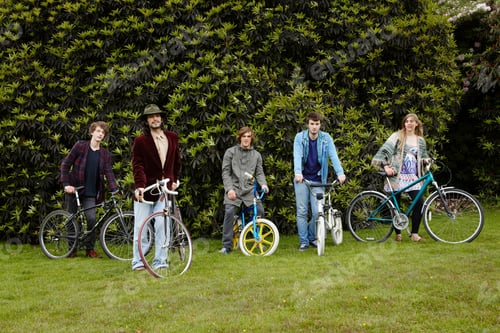Preview: group portrait of Teenagers with bicycles in park