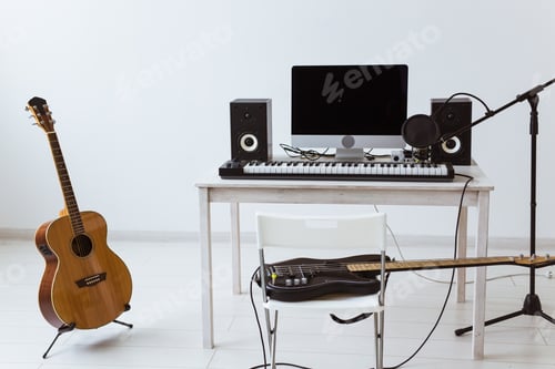 Visualização: Microfone, computador e equipamento musical, guitarras e fundo de piano