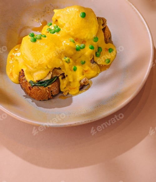 Preview: Eggs benedict on toast with hollandaise sauce