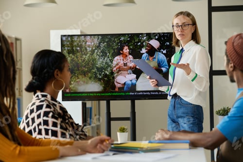 Vista previa: Profesora que muestra videos a los estudiantes