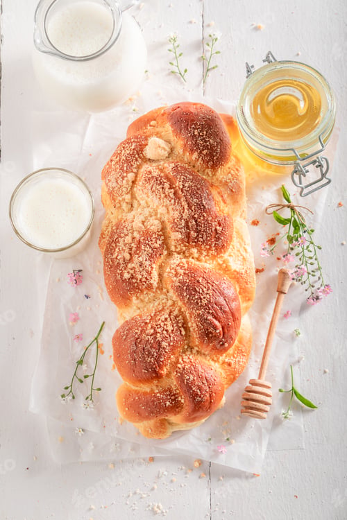 Preview: Fresh golden challah as a popular snack.