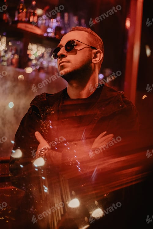 Vista previa: Man portrait at red city lights/night city lights