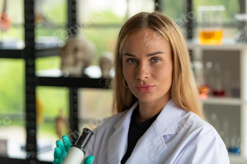 Preview: Women scientific in the chemistry laboratory
